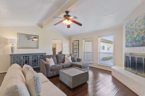 1801 Kensington Dr, Carrollton TX 75007-2463 exterior