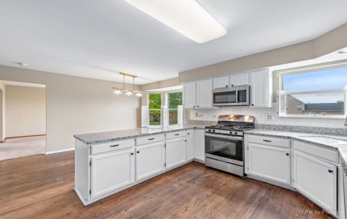 1210 Easton Dr, Carol Stream IL  60188-4817 exterior