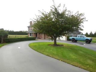 827 Pole Rd, Ferndale, WA 98248-9418