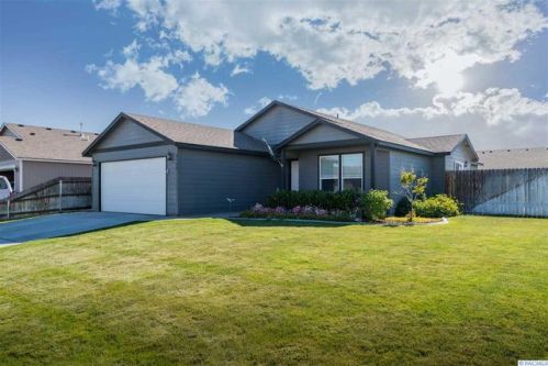 6306 Riverhawk Ln, Pasco, WA 99301-3482