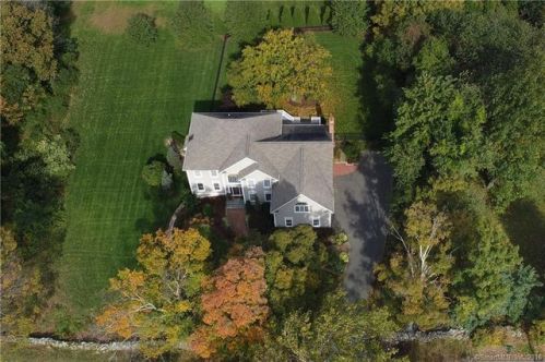 200 Soundview Ave, Huntington CT  06484-2137 exterior
