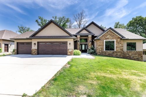 1572 39th St, Saint Cloud, MN 56301-9560