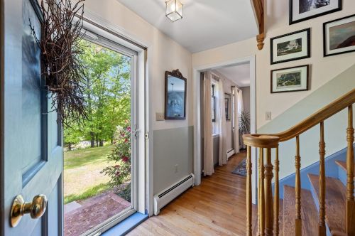 7 Surrey Coach Ln, Concord, NH 03304-4124