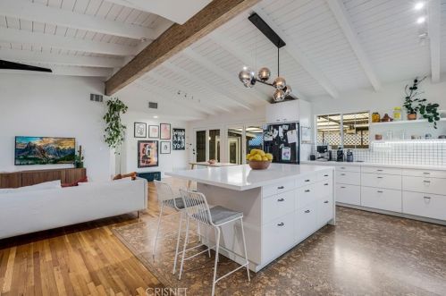 8010 Crosnoe Ave, Van Nuys CA  91402-5529 exterior