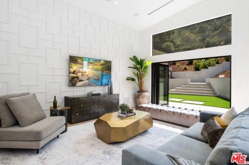 17137 Escalon Dr, Van Nuys CA  91436-4029 exterior