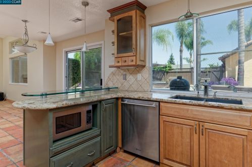 1387 Country Woods Dr, Ripon, CA 95366-3110