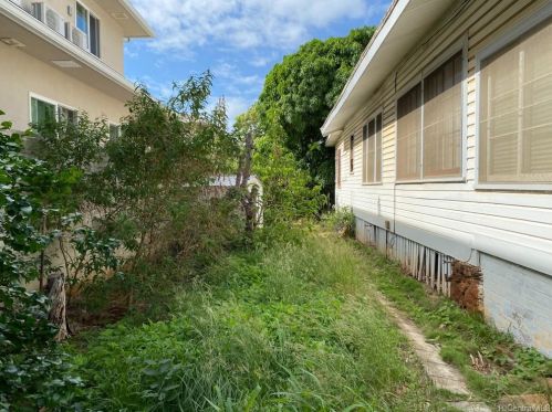 1142 8th Ave, Honolulu HI  96816-2402 exterior