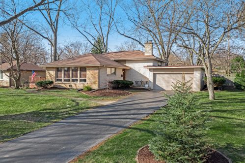 831 Hawthorne Dr, Naperville, IL 60540-7425