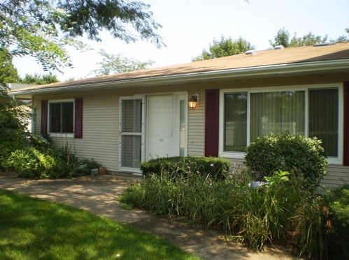 741 Manomet Ct, Warwick, RI 02886-1711