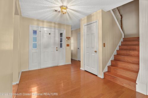 7 Old Orch Ln, Tinton Falls NJ 07712-2569 exterior