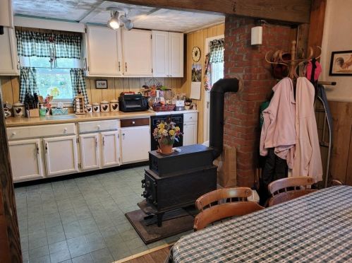83 North Rd, Hopkinton, RI 02833-1127