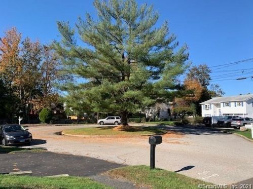 2 Country Club Ct, Norwalk CT  06851-5601 exterior