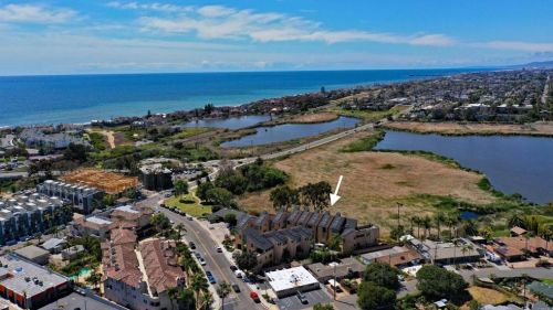 572 Laguna Dr, Carlsbad, CA 92008-1607