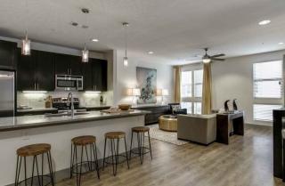 2002 Peak St, Dallas TX  75204-4426 exterior