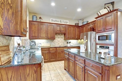 2540 Grn Oak Dr, Carrollton TX 75010-4221 exterior