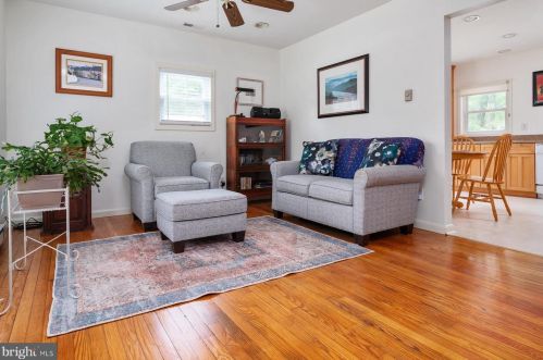 4935 Chestnut St, Shady Side, MD 20764-9661