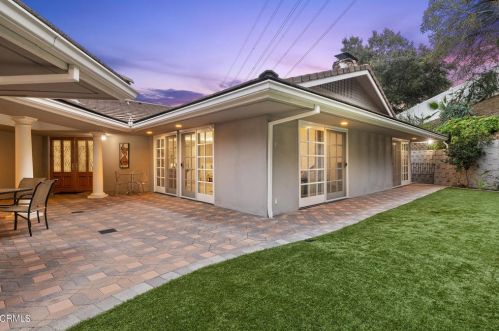 3333 Country Club Dr, Glendale CA  91208-1717 exterior