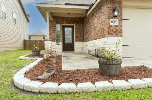 1633 Breanna Ln, Uhland, TX 78640-9337