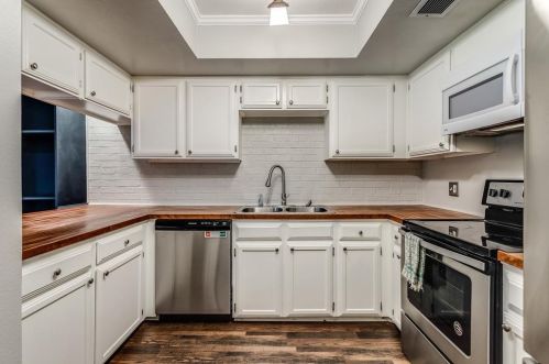 2706 Meadowstone Ct, Carrollton TX  75006-4761 exterior