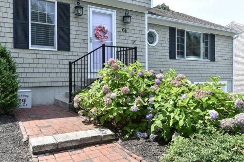 64 Mesa Dr, North Kingstown, RI 02852-1662