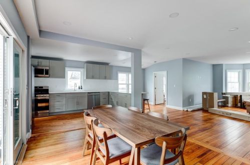 33 Young St, Middletown, RI 02840-3446