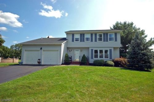 12 Stratford Pl, Flemington, NJ 08822-1895
