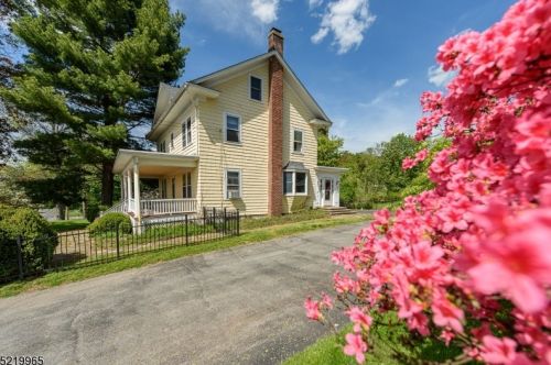 141 Leigh St, Clinton, NJ 08809-1311
