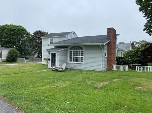 7 Eadie St, Middletown, RI 02840-2203