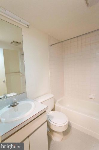 130 Arch St, Philadelphia PA 19106-2200 exterior