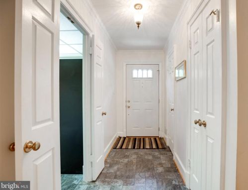 6832 Indian Run Ct, Annandale, VA 22003-5953