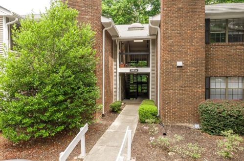 110 Barrington Hills Dr, Atlanta, GA 30350-3801