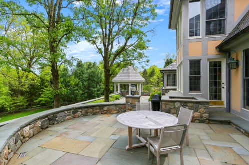 672 Lake Ave, Greenwich CT  06830-3854 exterior