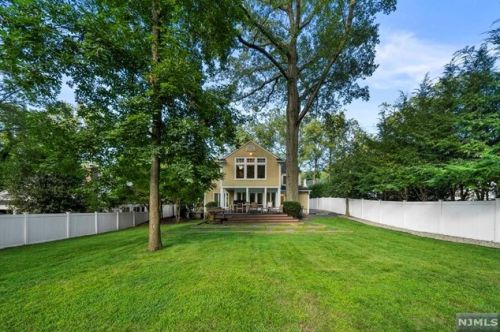 64 Woodland Park Dr, Tenafly, NJ 07670-3028