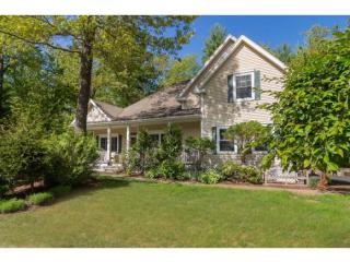 4 Moore Ln, Kensington, NH 03833-4581
