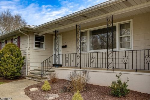 1924 Mary Ellen Ln, Scotch Plains, NJ 07076-2632