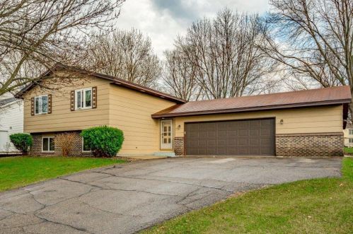 2330 Berg Dr, Prior Lake, MN 55379-2722