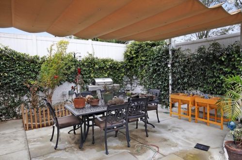 7225 Coolgrove Dr, Downey, CA 90240-2008