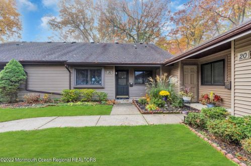 30 Hanover Ct, Tinton Falls, NJ 07701-5421