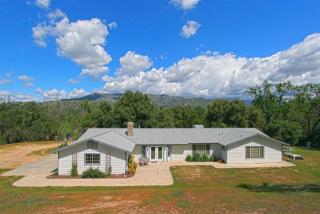 22060 Tollhouse Rd, Clovis, CA 93619-9709