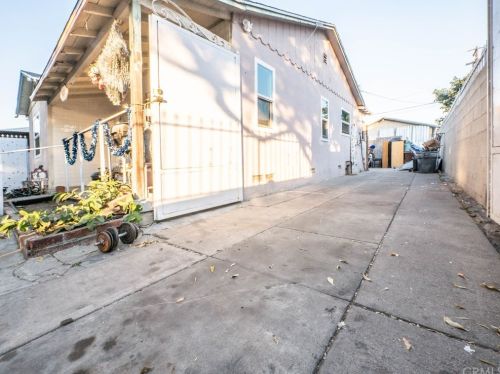 322 Locust Ave, Compton, CA 90221-2942