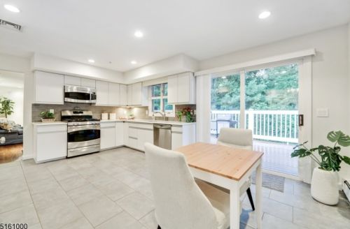 16 Knollwood Dr, Town Center NJ  07052-2406 exterior