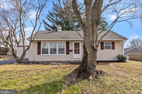 945 Willopenn Dr, Southampton, PA 18966-3422