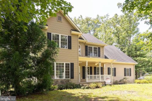 400 Northwood Cir, Cross Junction, VA 22625-2531