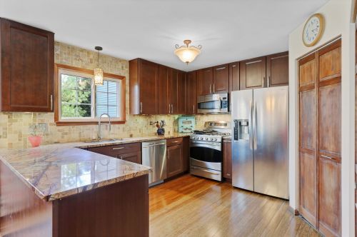 6211 Eagle Ridge Dr, Gurnee, IL 60031-4715