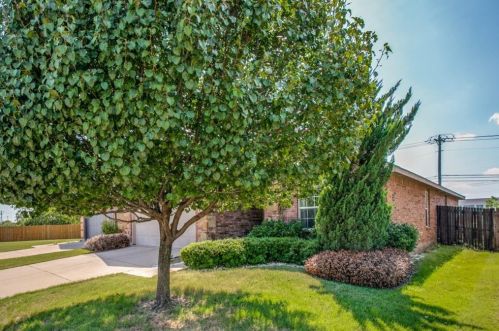 2005 Burnside Dr, Fort Worth, TX 76177-7565