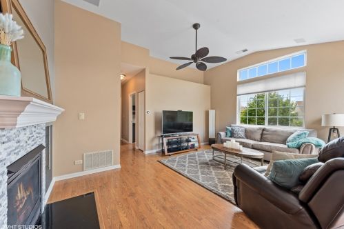 418 Thornhill Ln, Palatine, IL 60074-7083