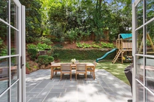 554 Mnr Rdg Dr, Atlanta GA  30305-3512 exterior