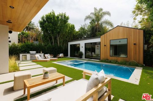 15740 Morrison St, Van Nuys CA  91436-1544 exterior
