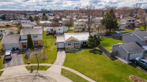 13 Chaucer Ln, Streamwood, IL 60107-1078