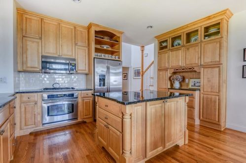35 Leeshore Ln, Tiverton, RI 02878-4269